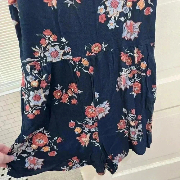 Navy blue floral lightweight‎ short tanktop romper with pockets size medium - Picture 6 of 6